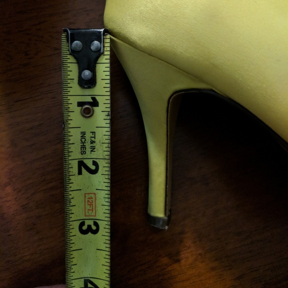 Yellow Pumps. - Picture 3 of 3